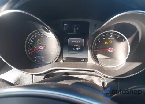 2018 Mercedes-Benz C 300 z USA, uszkodzony, nr VIN 55SWF4JB7JU252992